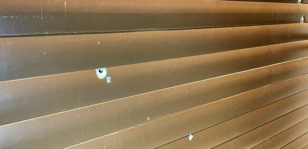 Yol üzerindeki mağazaya kurşun yağdırdılar