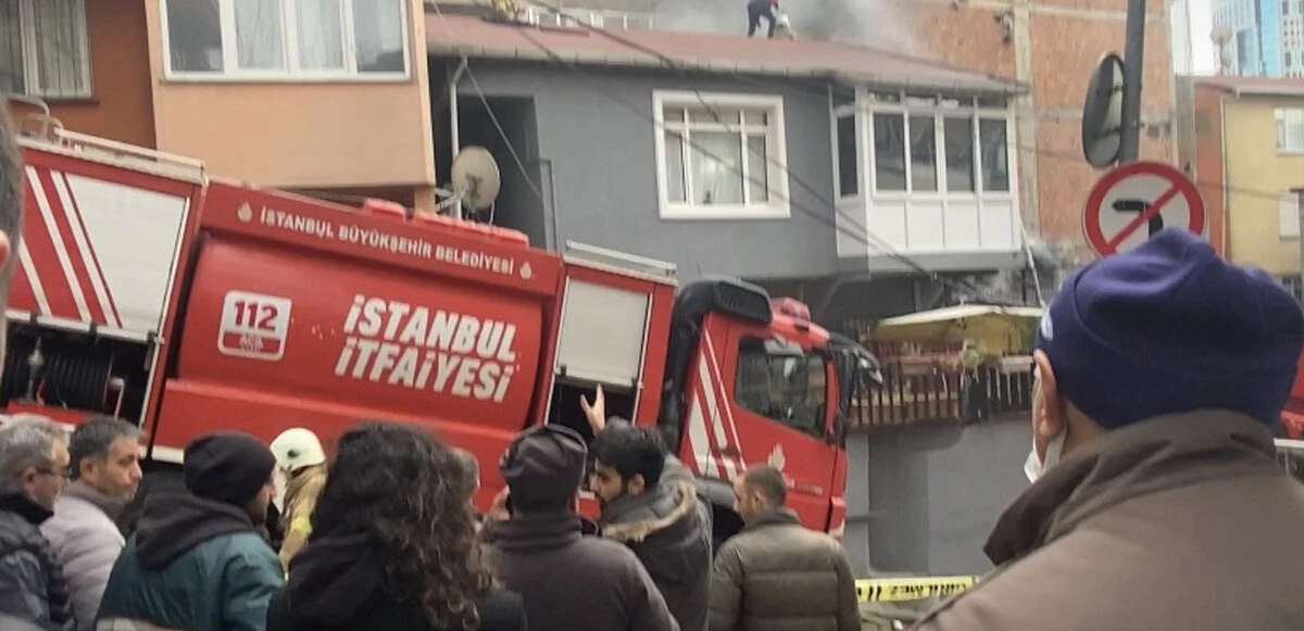 Kağıthane'de gecekonduda yangın! Alevler yan binaya sıçradı