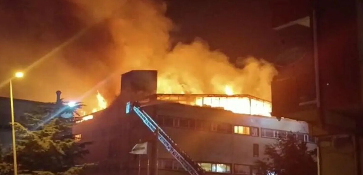 Pendik&#039;te cam fabrikasında korkutan yangın 