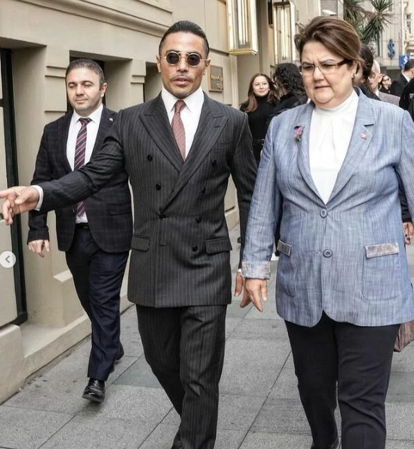 Nusret Gökçe, yeni mekanı Kapiçiiiino’nun gelirini kimsesiz çocuklara bağışladı!