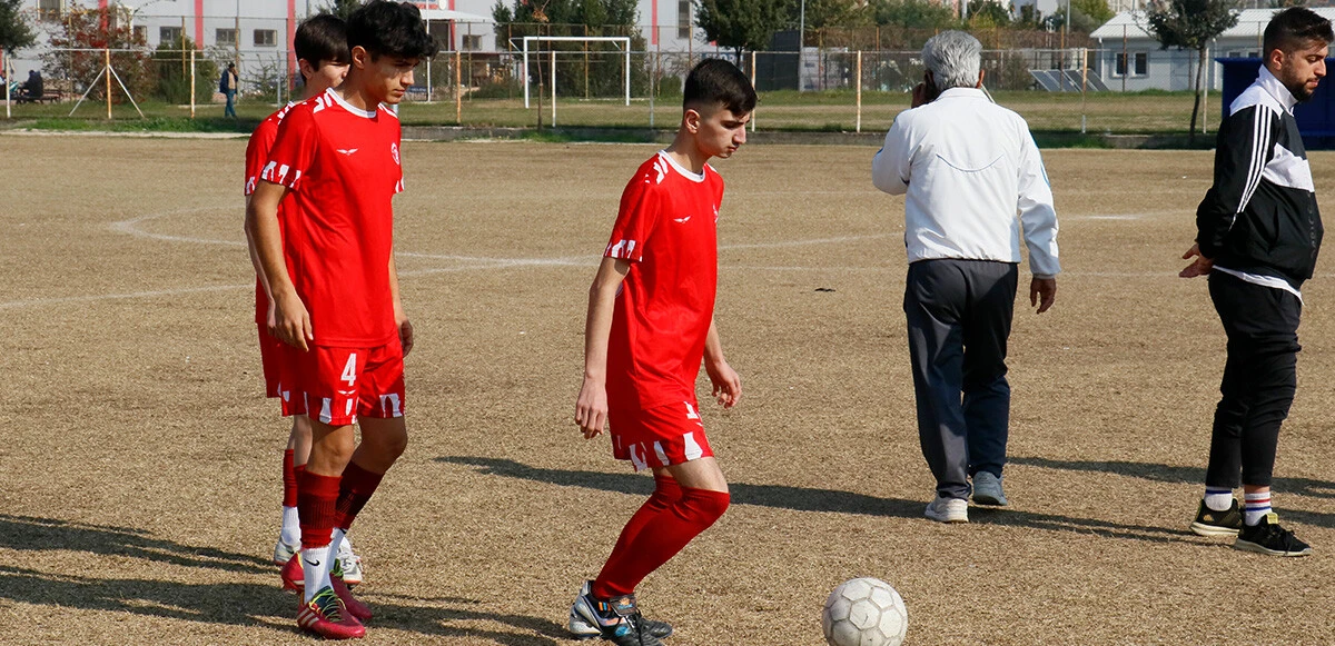 Mont ve telefonlardan toplu taşıma kartına kadar… Maç sırasında futbolcuların eşyaları çalındı
