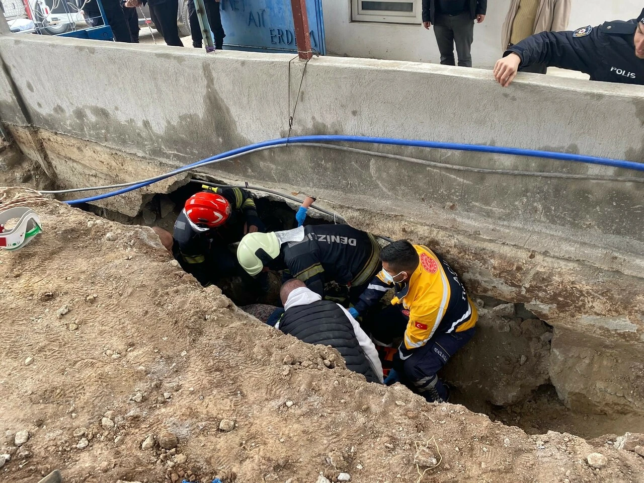 Denizli'de bir kişi kendi kazdığı kuyuya düştü