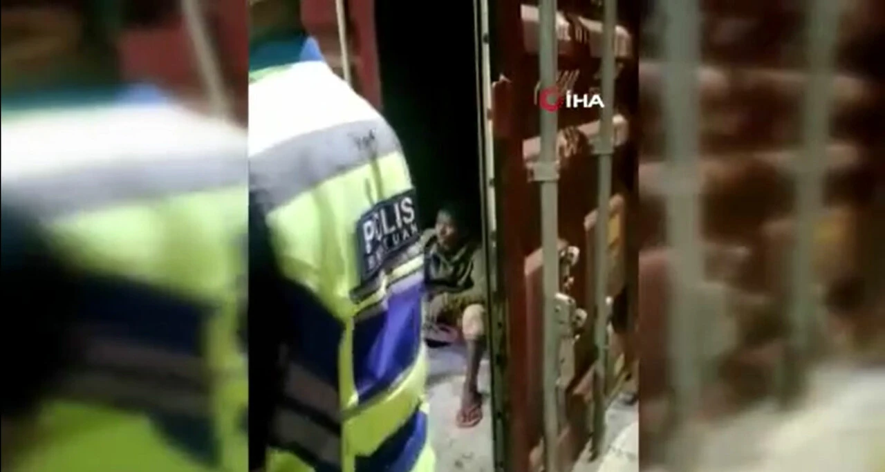 Bangladeş'te arkadaşlarıyla saklambaç oynayan çocuk Malezya'da sobelendi! Herkesi şoke eden olay