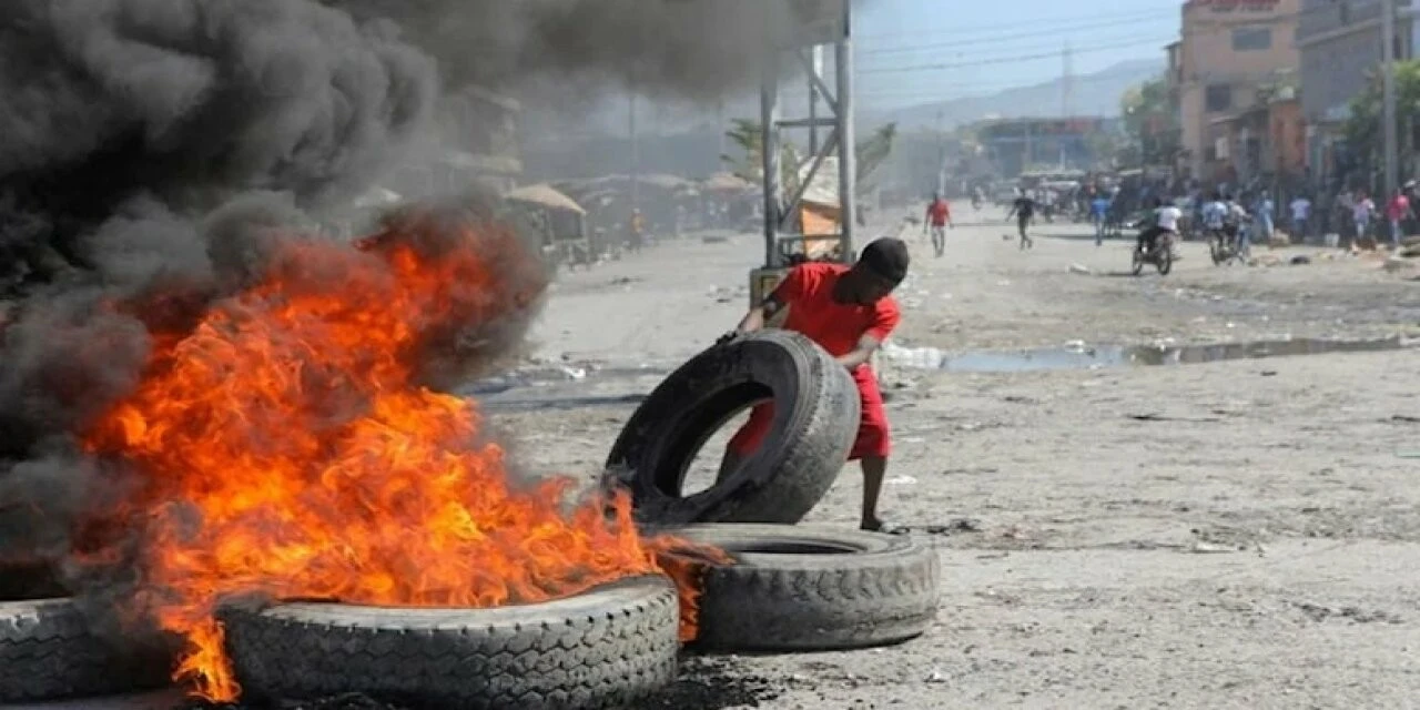 Haiti'de meslektaşlarını kaybeden polisler protesto sırasında başbakanın evine saldırdı