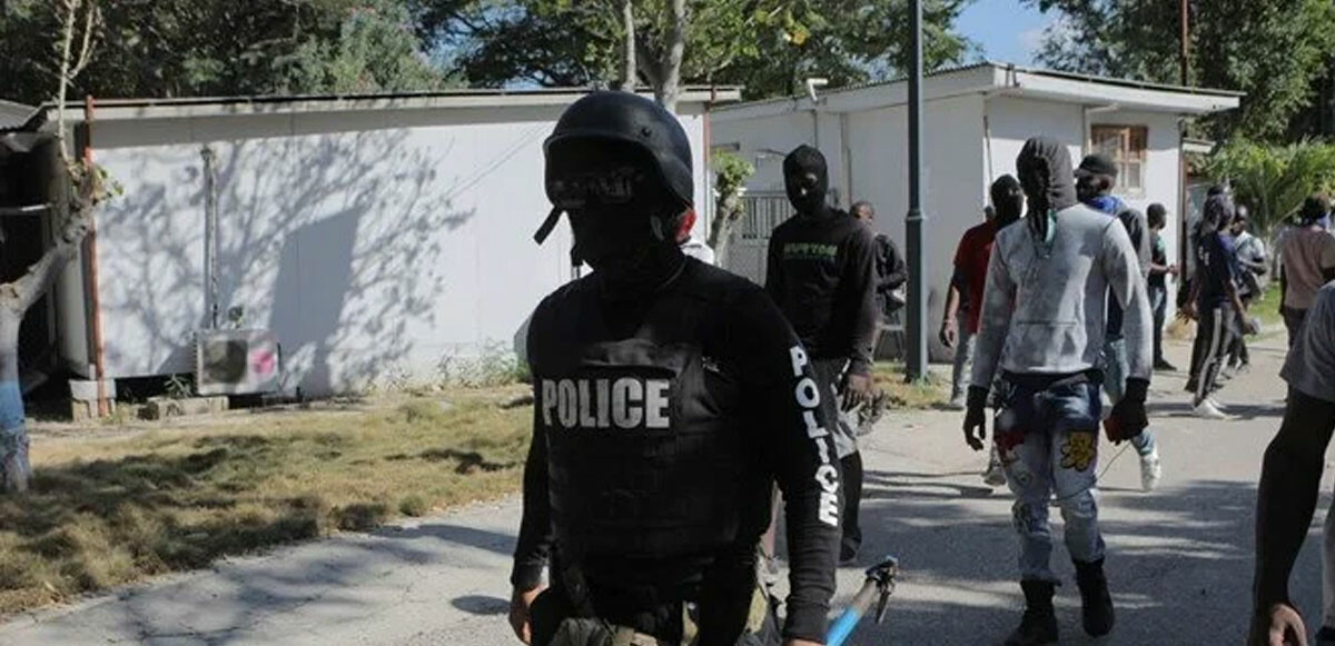 Haiti&#039;de meslektaşlarını kaybeden polisler protesto sırasında başbakanın evine saldırdı