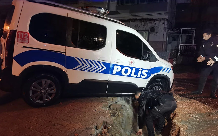 İzmir’de sağanak hayatı felç etti: Yollar göle döndü, ev ve iş yerlerini su bastı