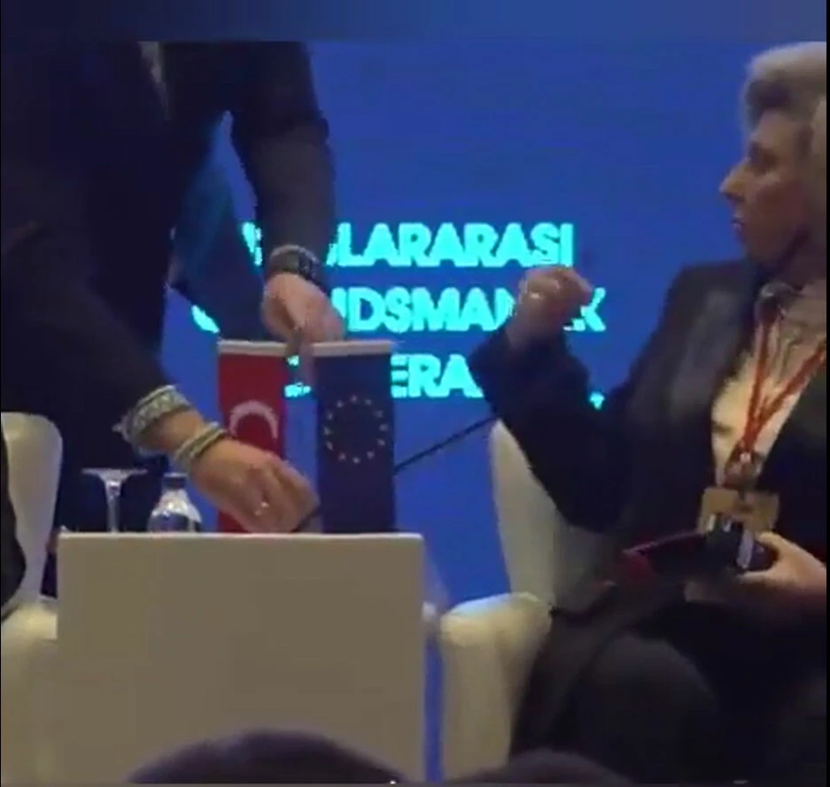 Ukrayna ombudsmanı Rus mevkidaşına adeta ders verdi: Düşürdüğü Türk bayrağını gözünün içine bakarak yerine koydu