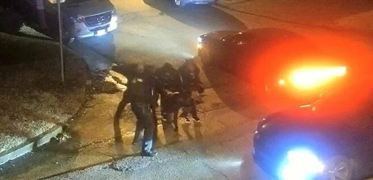 ABD polisi siyahi genci dakikalarca acımasızca döverek öldürdü! Bu kez cinayetle suçlanıyorlar