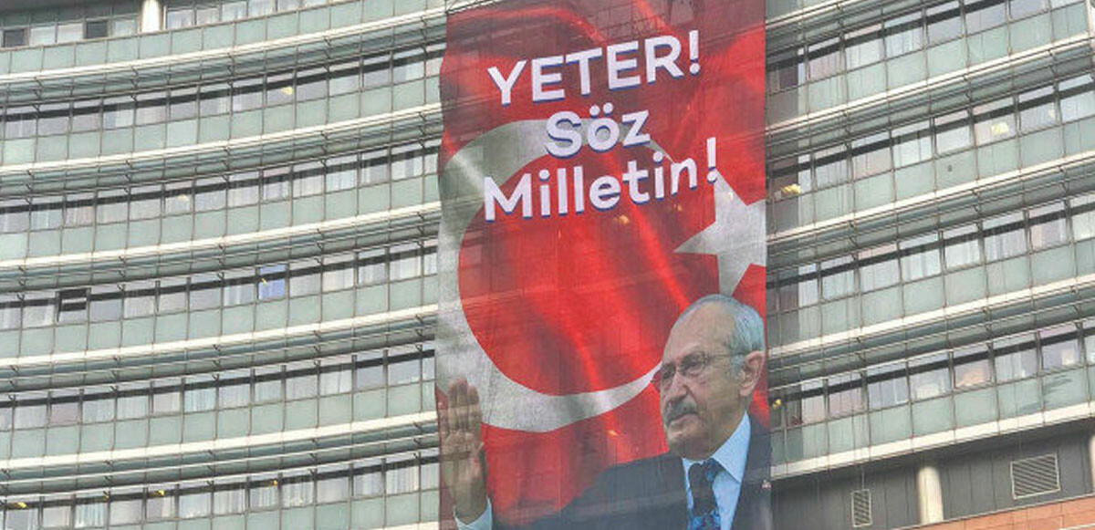 CHP zulmünü simgeleyen afiş CHP Genel Merkezine asıldı