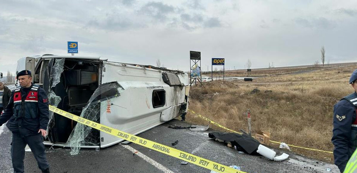 Niğde&#039;de midibüs devrildi: Ölü ve yaralılar var