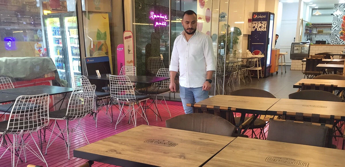 Adana'da şaşırtan olay: İşe alınmayınca masalara tükürdü