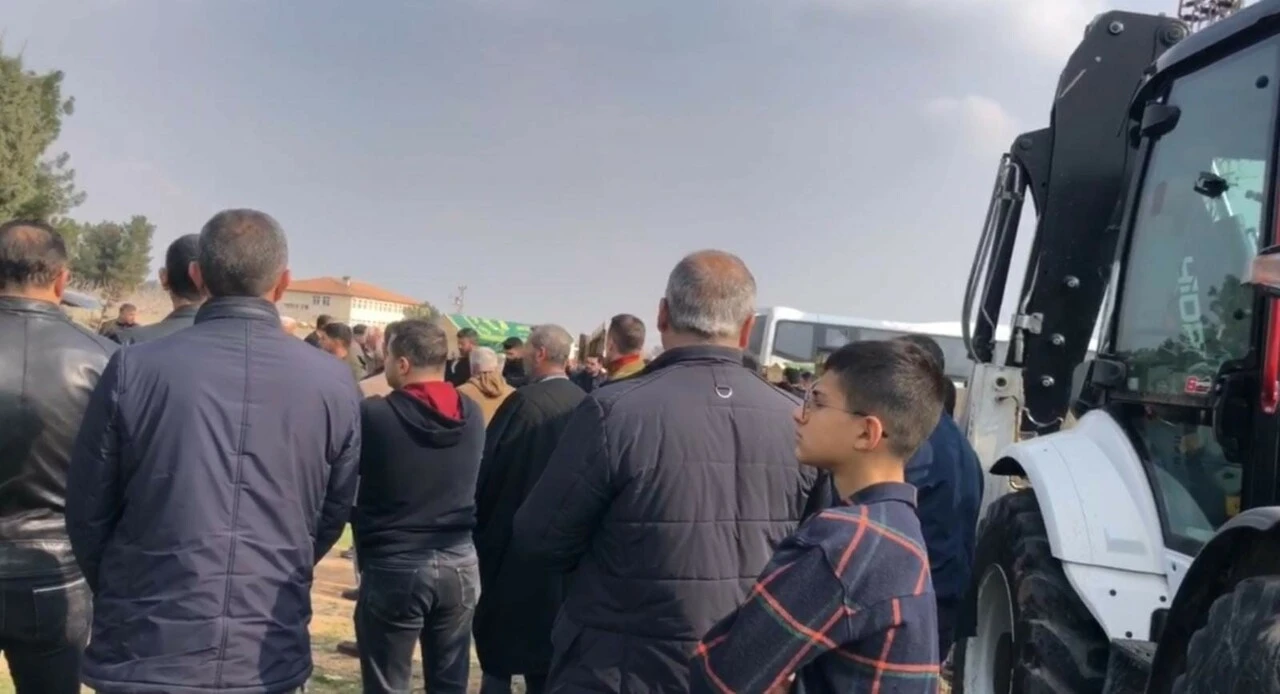 İstanbul'da çocuklarını öldürüp, intihar etmişti; yan yana toprağa verildiler