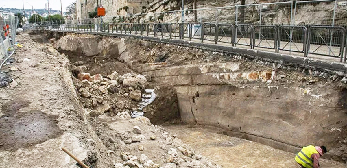 Kudüs'te Haçlıları engellemek için kazılan duvarda gizemli bir el izi bulundu, sırrı çözülemedi