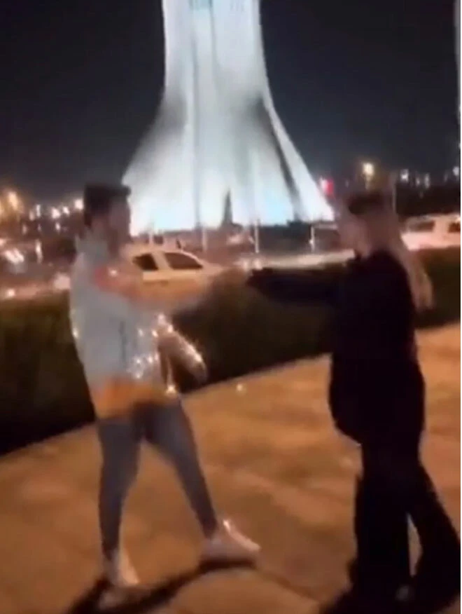 Azadi (Özgürlük) Kulesi'nin önünde dans eden çifte hapis cezası! Fuhşa teşvikle suçlandılar