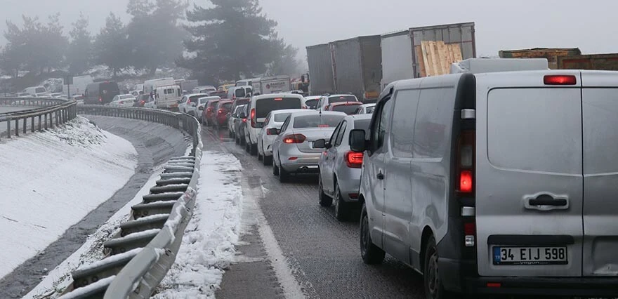 Bursa-İstanbul yolunda tır kazası: Kar yağışına hazırlıksız yakalananlar uzun kuyruk oluşturdu