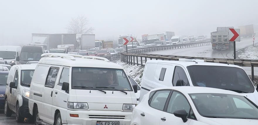 Bursa-İstanbul yolunda tır kazası: Kar yağışına hazırlıksız yakalananlar uzun kuyruk oluşturdu