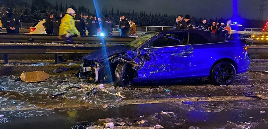 Esenler'de kontrol çıkan otomobil polis aracına çarptı:1 ölü, 1 yaralı