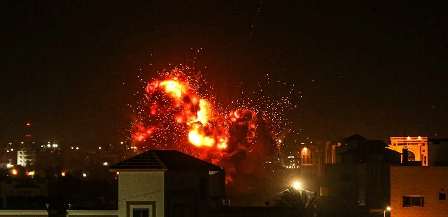 İsrail savaş uçakları Gazze’yi vurdu: Hedef olan yerlerde yangın çıktı