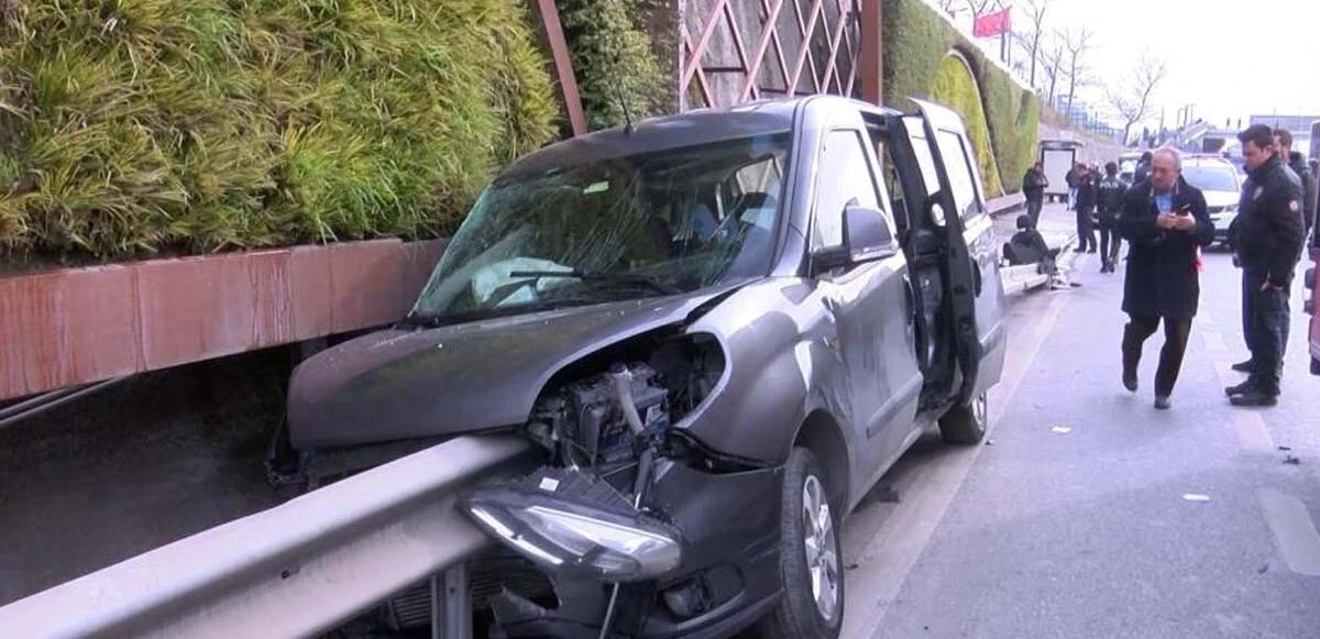 Bariyerlere ok gibi saplanan otomobil hayrete düşürdü: Önünden girip arkasından çıktı