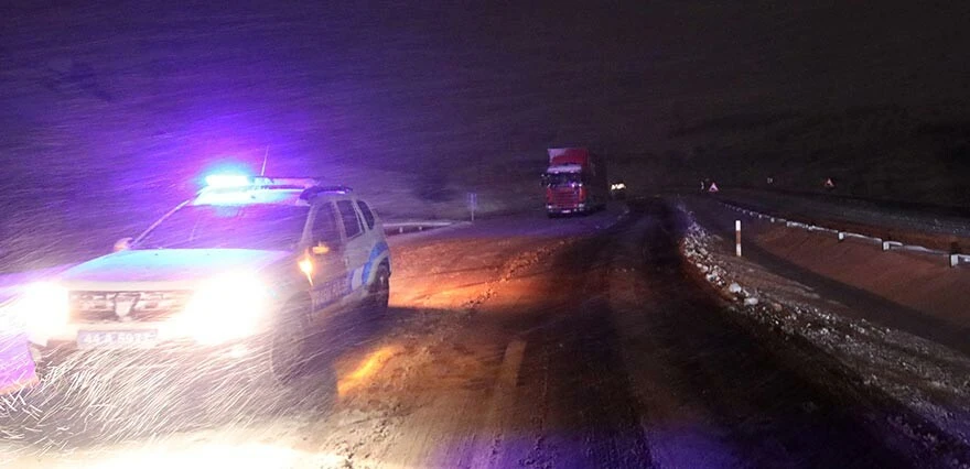 Malatya’da şiddetli kar: Sınavlar ertelendi, yollar kapandı
