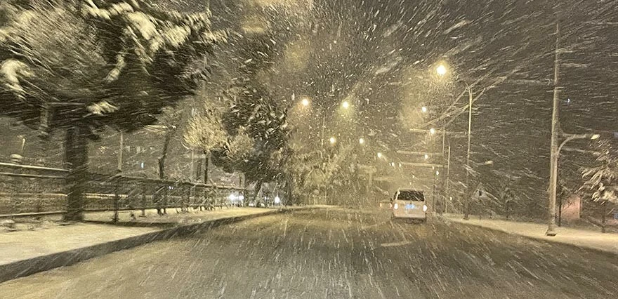 Malatya’da şiddetli kar: Sınavlar ertelendi, yollar kapandı