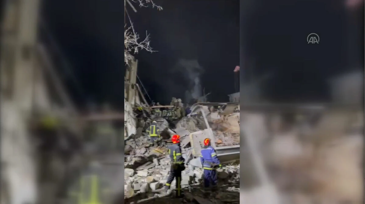 Ukrayna'da sivillerin yaşadığı binaya füze saldırısı: Ölü ve yaralılar var