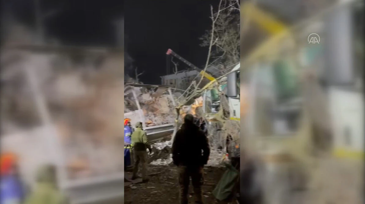 Ukrayna'da sivillerin yaşadığı binaya füze saldırısı: Ölü ve yaralılar var