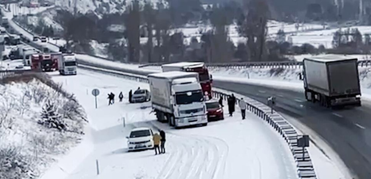 Kar yağdı, ortalık karıştı! Çok sayıda araç bir birine girdi: Yaralılar var