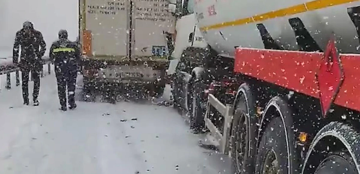 Kar yağdı, ortalık karıştı! Çok sayıda araç bir birine girdi: Yaralılar var