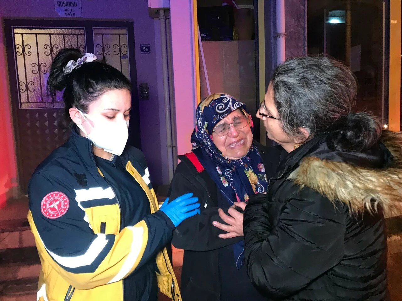 Gözyaşları içinde izledi! Sobadan çıkan yangın, evini kullanılamaz hale getirdi