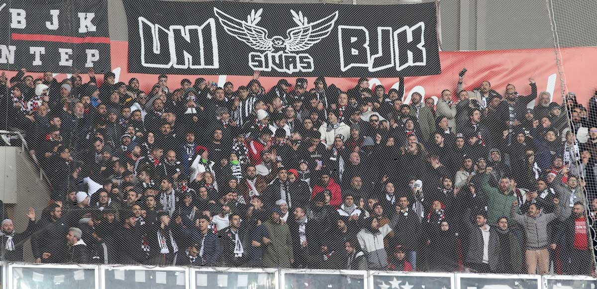 Beşiktaş tribünlerinden tepki: İstifaya çağırdılar!