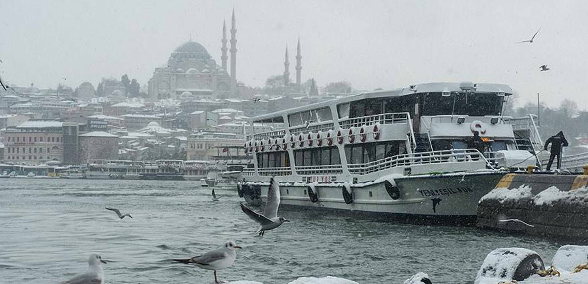 Kar gelmeden fırtınası geldi! İstanbul&#039;da vapur seferlerine lodos engeli