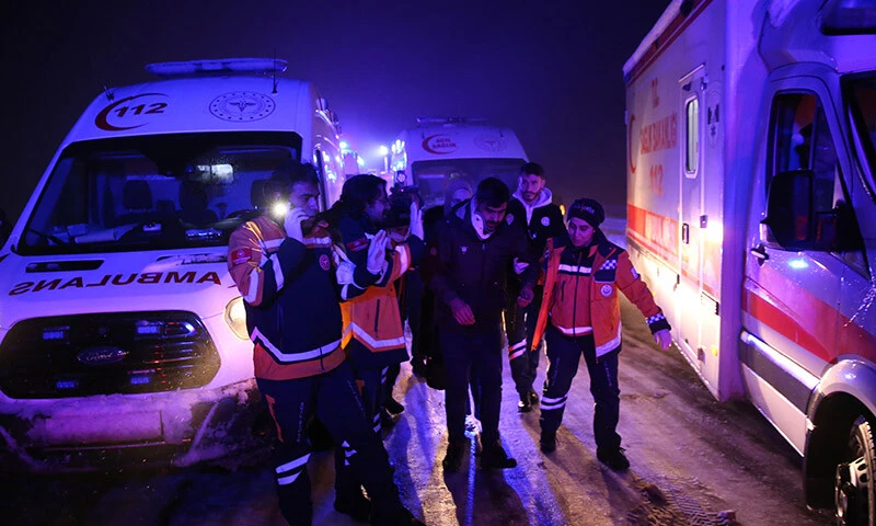 Buzlu yolda feci kaza! Diyarbakır'da yolcu otobüsü devrildi: Çok sayıda ölü ve yaralı var