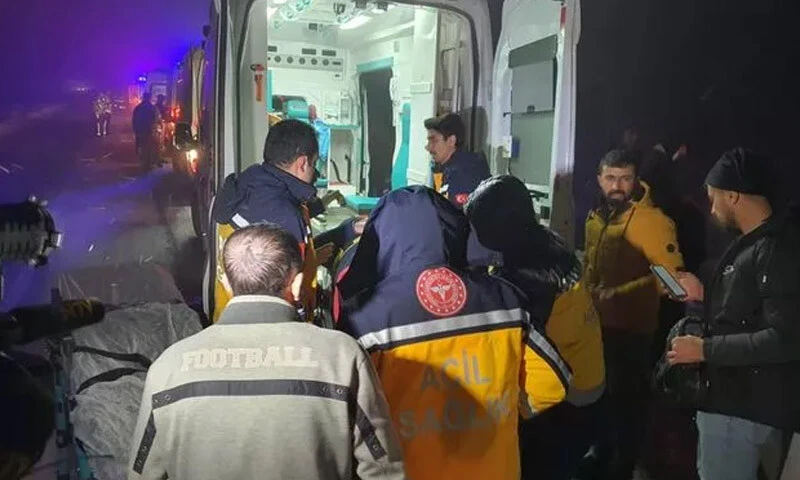 Buzlu yolda feci kaza! Diyarbakır'da yolcu otobüsü devrildi: Çok sayıda ölü ve yaralı var