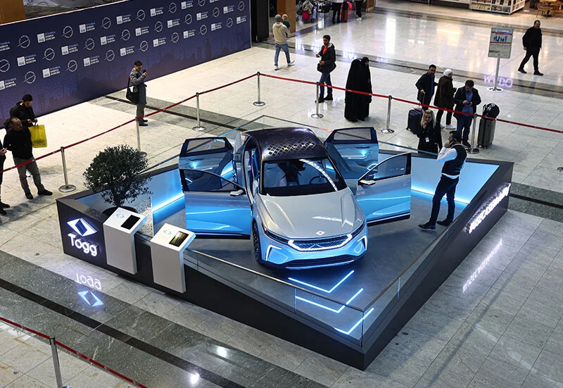 Yerli otomobil Togg, Havalimanında sergilendi: İlk günden yüz binden fazla kişi inceledi!