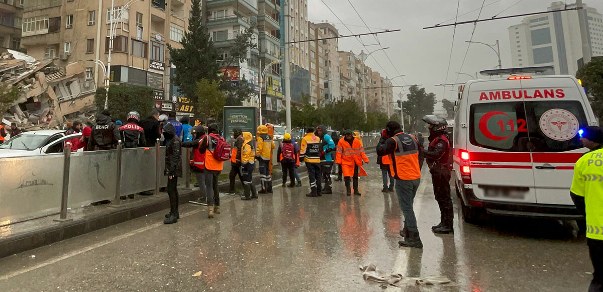 Deprem anında kalp krizi geçiren öğretmen hayatını kaybetti