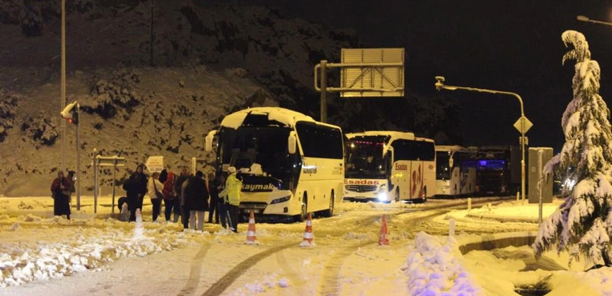 Antalya-Konya Kara Yolu kapandı: Yüzlerce araç dinlenme tesislerine yönlendirildi