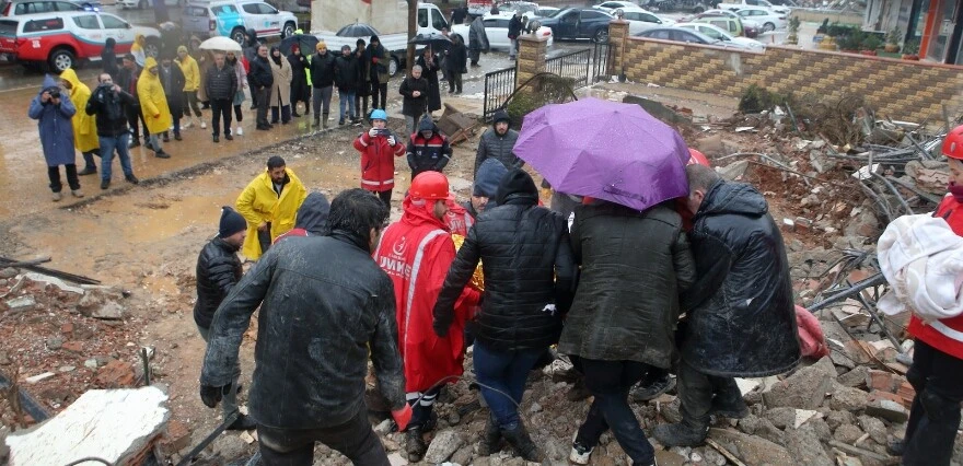 Anne ve kızının yaşam üçgeniyle 10 saat yaşam mücadelesi