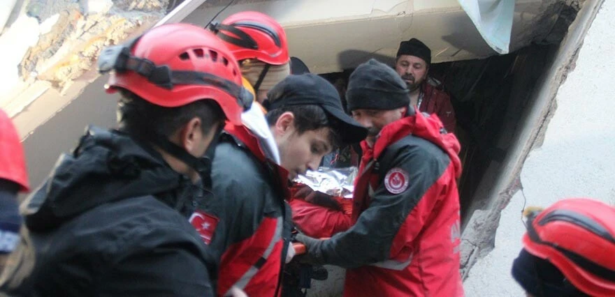 Kahramanmaraş'ta hem üzen hem sevindiren haber: 14 yaşında Fatma Sarı 15 saat sonra sağ kurtarıldı, annesini kaybetti