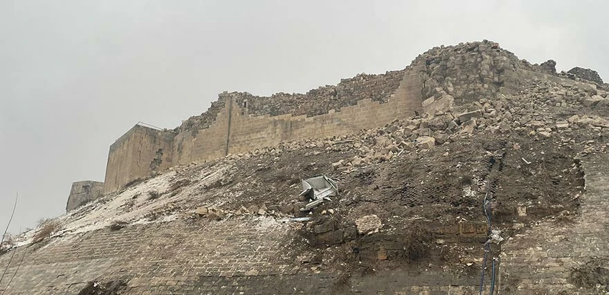 Tarihi Gaziantep Kalesi deprem sonrası yıkıldı: Enkazlar yola saçıldı