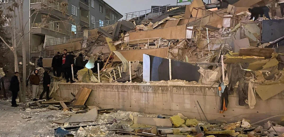 MALATYA'DA SON DURUM! Depremde 300 bina yıkıldı: Ölü ve yaralı sayısı artıyor (Son dakika deprem haberleri)