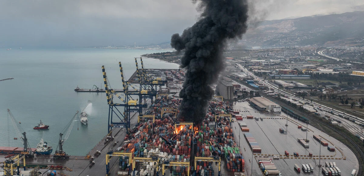 İskenderun'da depremin ardından limanda yangın!