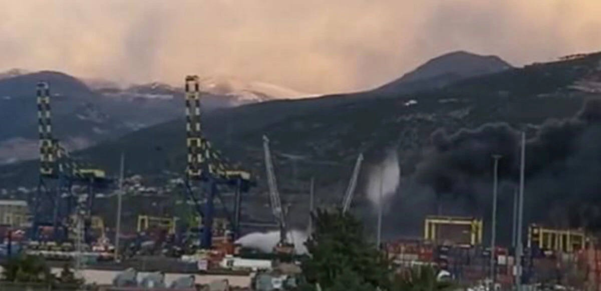 İskenderun Limanı saatlerdir yanıyor! Ekipler yangına müdahale ediyor