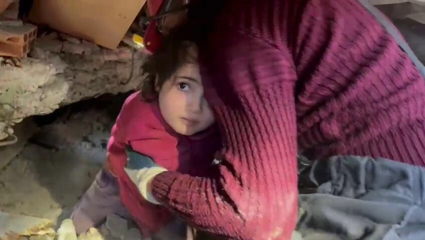 Hatay'da tüyleri diken diken eden an... Maden işçileri 5 yaşındaki minik kızı 35 saatin ardından sağ olarak kurtardı