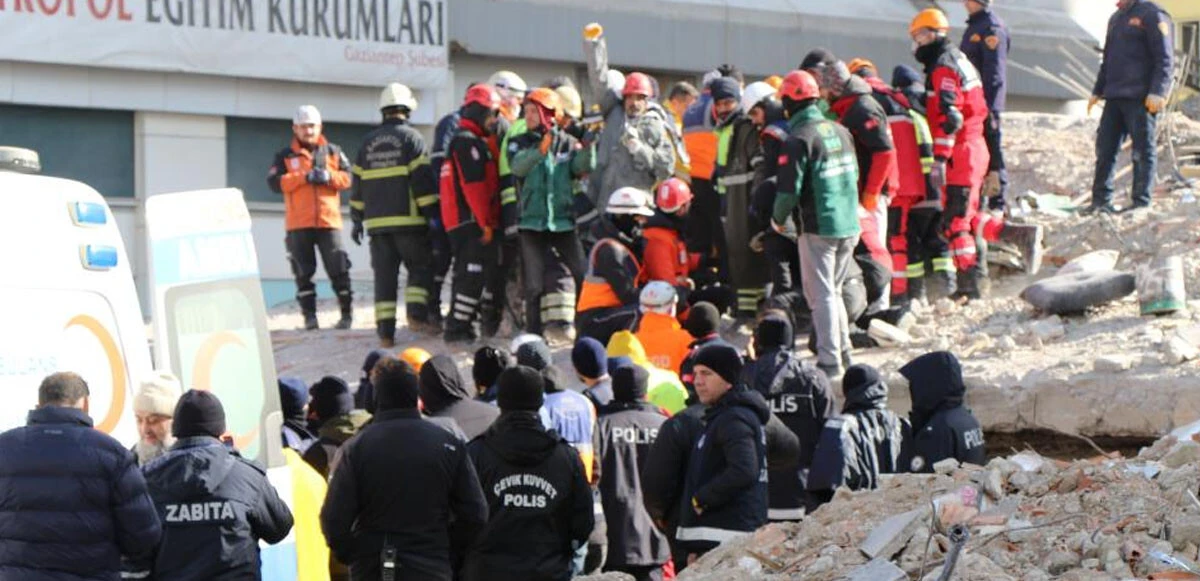 2 kız kardeş 34 saat sonra enkazdan sağ çıkarıldı