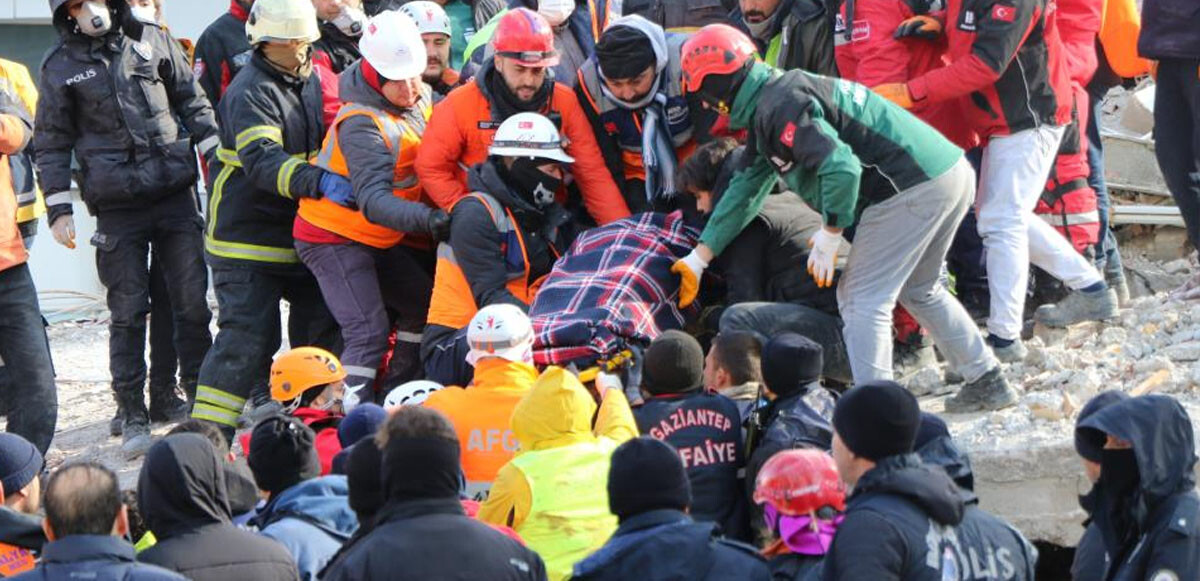 2 kız kardeş 34 saat sonra enkazdan sağ çıkarıldı