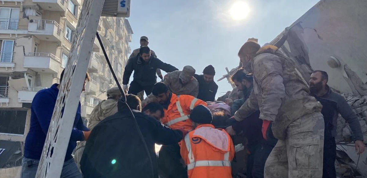 Hatay'dan kahreden haber: Enkazdan anne sağ çıktı, 2 çocuğu kurtarılamadı