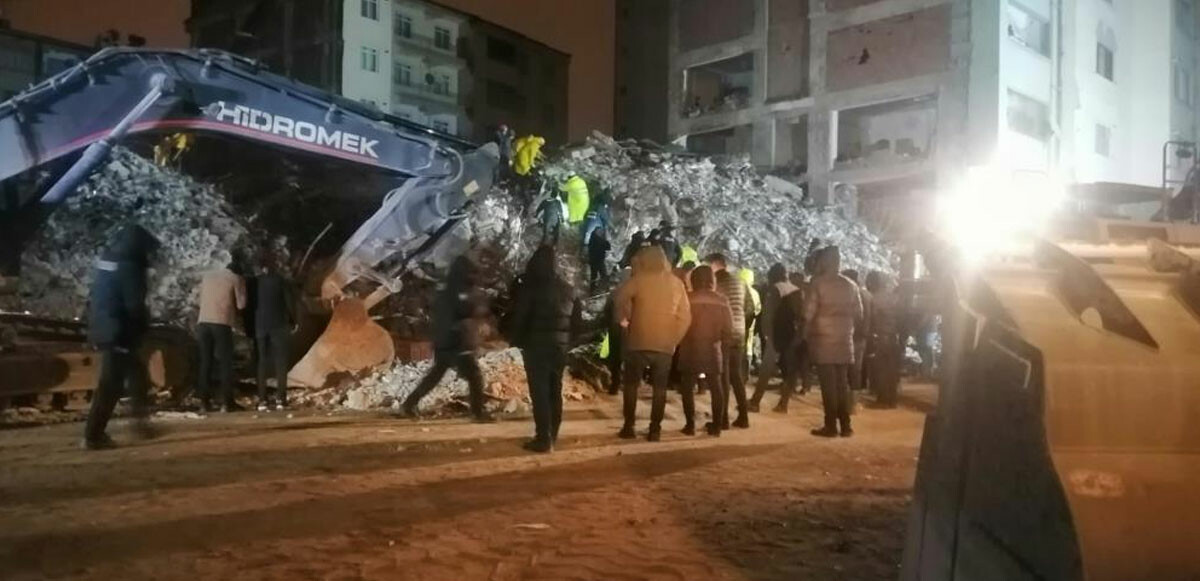 Elazığ&#039;da çöken binadan acı haber! Polis memurunun cansız bedenine ulaşıldı