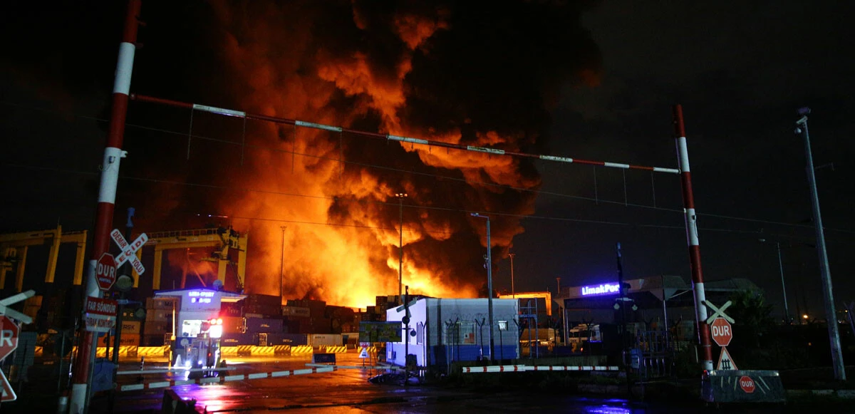 İskenderun Limanı saatlerdir yanıyor! Ekipler yangına müdahale ediyor