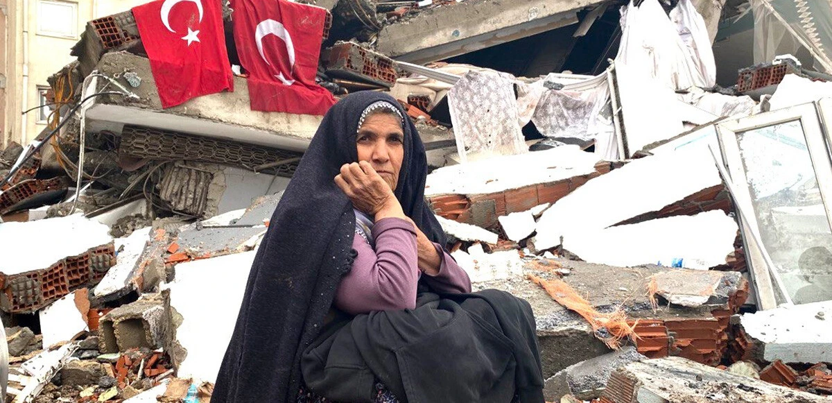 Deprem sonrası Türk bayrağını yerde bırakmadılar